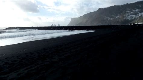 praia com areia preta